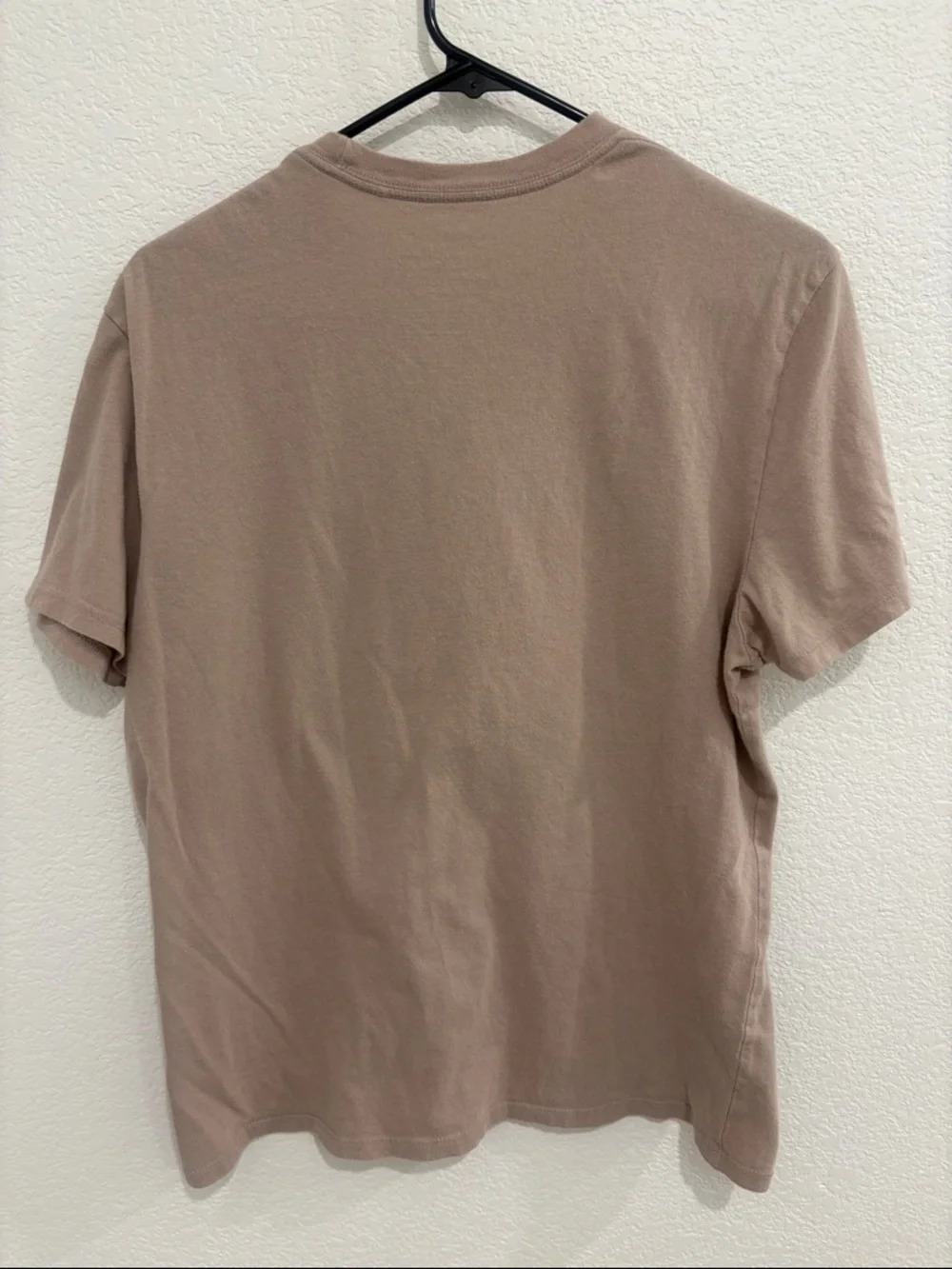 GUESS Men’s Embossed Logo Short Sleeve Tee in Taupe - Picture 4 of 4